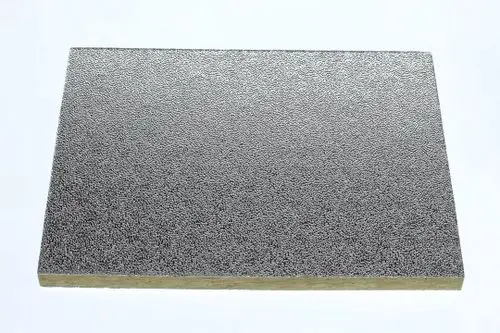 Platte mit strukturierter Oberfläche auf einer leicht hellen Unterlage, möglicherweise für Wärmeschutzverwendung, mit Bosch als Hersteller.